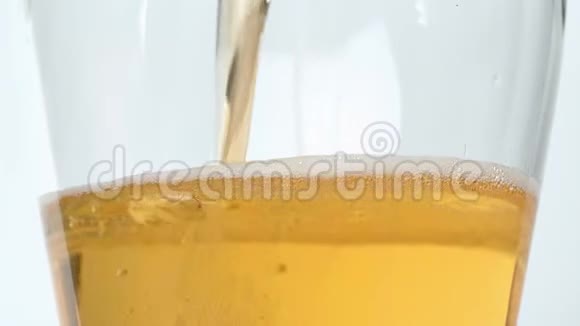 啤酒倒入透明玻璃视频的预览图