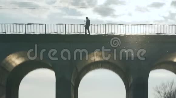 桥在河面上的反射视频的预览图