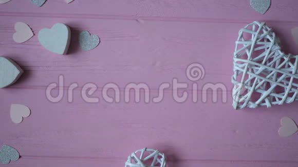 丝带和纸屑的形式心在粉红色的木制背景与地方为您的文字情人节的录像活动视频的预览图