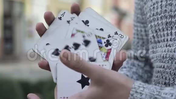 魔术师手中的牌视频的预览图