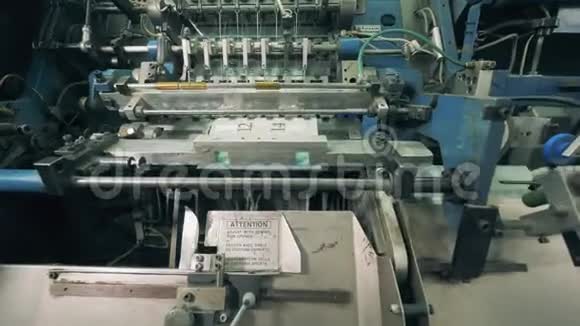 工厂机器运输和加工印刷纸张视频的预览图