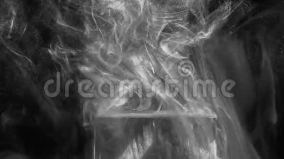 蒸汽运动白色闪光蒸汽漂浮黑色视频的预览图