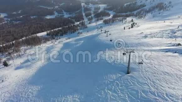 滑雪坡滑雪者和滑雪者爬到山顶视频的预览图