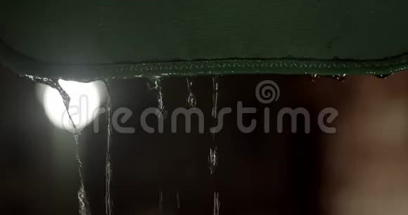 夜间暴雨时雨篷上的水流缓慢视频的预览图