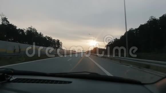 波夫在日出时清晨沿着一条宽阔的空旷的早晨道路行驶视角驾驶从内视视频的预览图