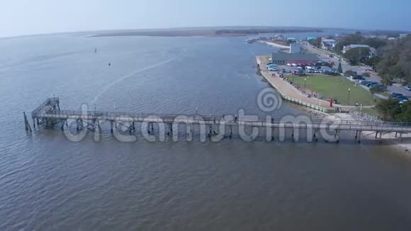 从南港码头向下移动的鸟瞰图视频的预览图