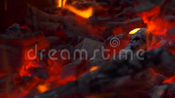 近距离观看燃烧煤火燃烧木炭背景视频的预览图