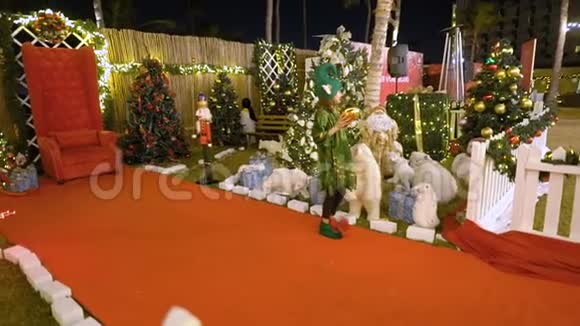 快乐可爱的女孩穿着精灵服装在圣诞节地区玩圣诞老人帮手在玩玩具宝贝庆祝快乐视频的预览图