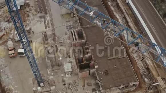 从鸟瞰的角度建筑用高吊车以及新的多层建筑所在的建筑工地视频的预览图