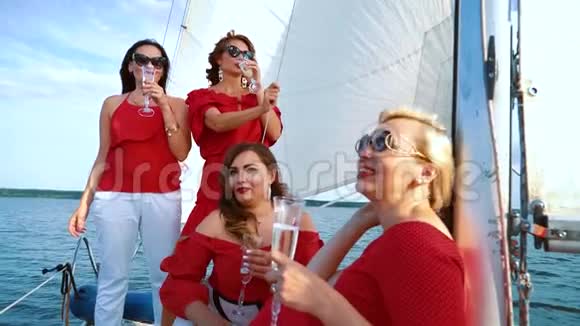 四位美丽的女士在帆船上航行视频的预览图