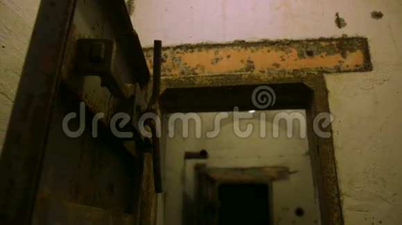 旧的地下走廊隧道和金属生锈的门视频的预览图