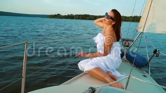 浪漫女孩乘帆船旅行视频的预览图