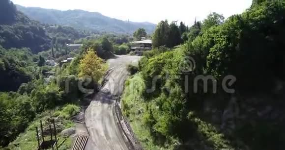 田间道路在森林空中避暑视频的预览图