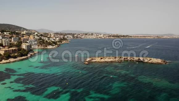 空中无人机观看夏季海景绿松石海水岩石海岸上的豪华酒店梅耶卡伊利塔斯海滩视频的预览图