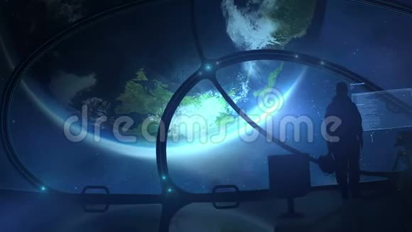 宇航员站在地球轨道上的一艘船的舷窗上视频的预览图