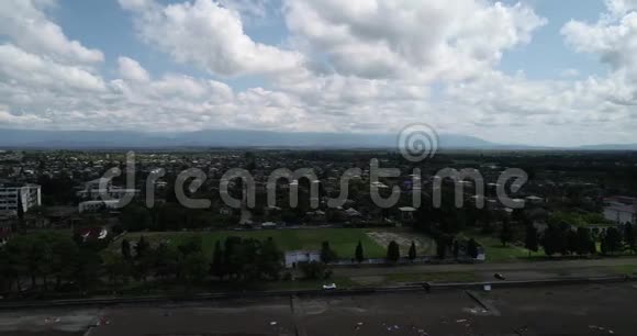 全景空中城市景观堤在苏古姆阿布哈兹视频的预览图