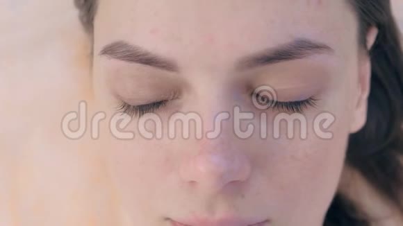 女人睫毛后美容程序睫毛提升和层压特写视频的预览图