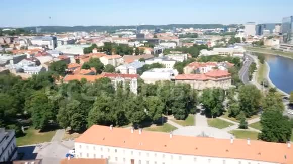 维尔纽斯立陶宛老城的潘和尼里斯河视频的预览图