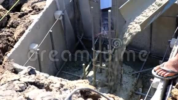 砌块基础桩中的水泥流体视频的预览图