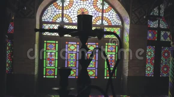 胡卡热煤在石沙碗使云蒸汽在阿拉伯内部地毯上的东方装饰时髦的东方什叶派视频的预览图