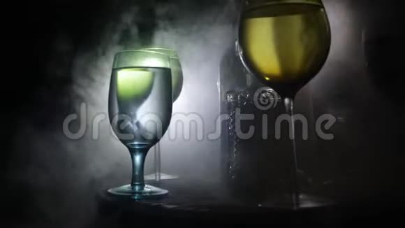 木墙背景木桌上的酒杯视频的预览图