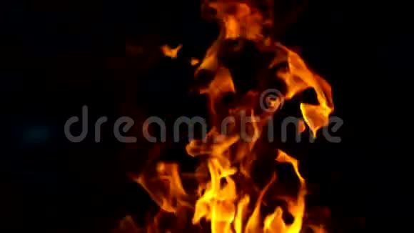 火苗和许多明亮的火花在夜晚从火中飞来视频的预览图