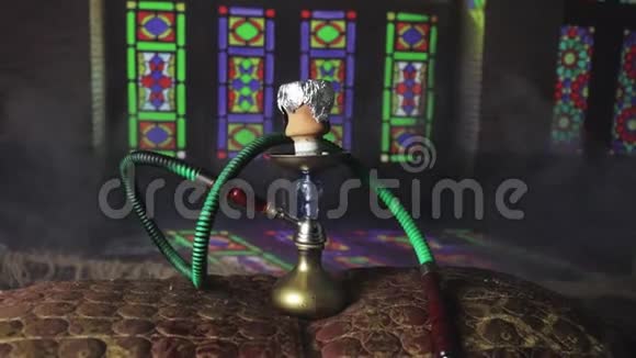 胡卡热煤在石沙碗使云蒸汽在阿拉伯内部地毯上的东方装饰时髦的东方什叶派视频的预览图