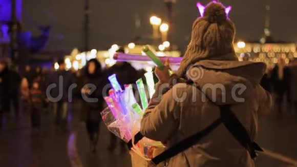 街头小贩拿着一篮子多色灯视频的预览图