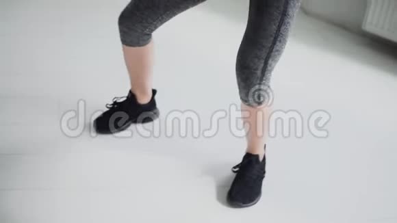 穿运动鞋的女运动员腿上的特写练习健身减肥视频的预览图