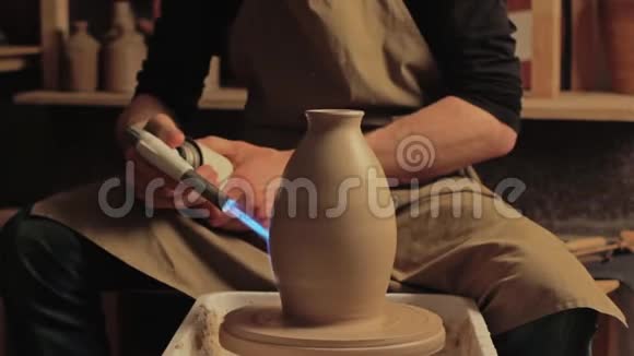 陶瓷艺术陶器爱好者玻璃粘土花瓶视频的预览图