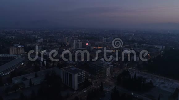 日落后波德戈里察市的鸟瞰图视频的预览图