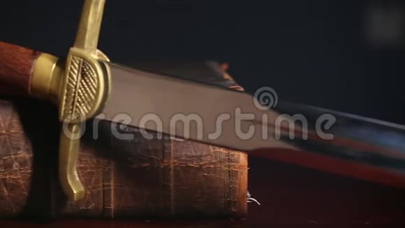 一百五十块有剑的圣经视频的预览图