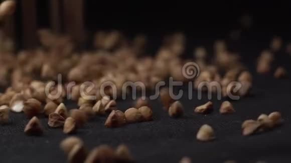 旋转荞麦的宏观镜头落在黑色的桌子上有黑色的背景荞麦好吃又好吃视频的预览图