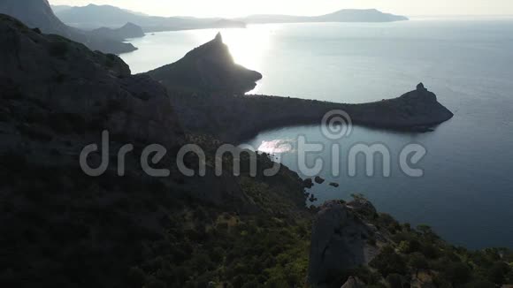 山顶上一位女士的空中景色美丽的景观俯瞰黑海和一座名为KaraulOba的高山视频的预览图