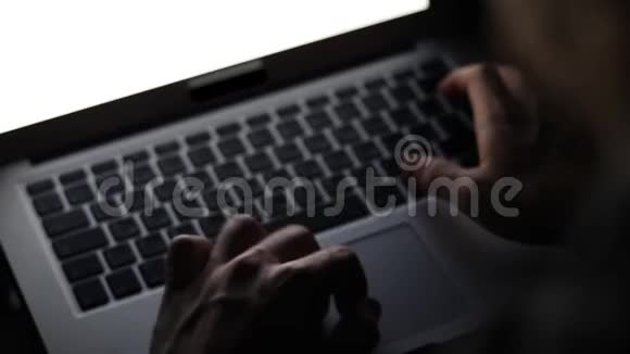 信息技术学生在深夜在黑暗的房间里努力学习笔记本电脑屏幕特写开发人员方案编制视频的预览图