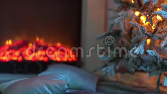 圣诞节背景圣诞树和木制桌子上的装饰品黑色金色和银色的饰品视频的预览图