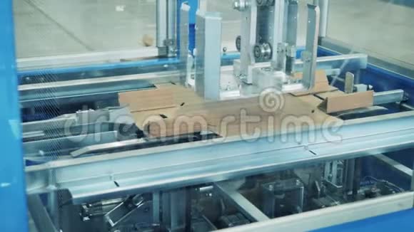 工厂机器制造纸箱视频的预览图