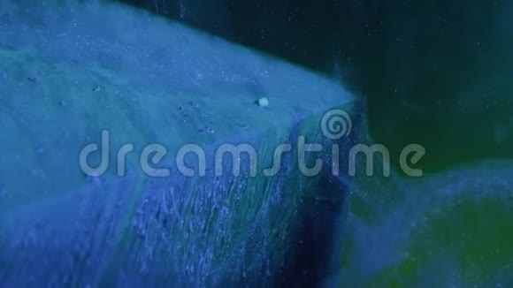 墨水滴流幻影蓝色闪光蒸汽流动视频的预览图