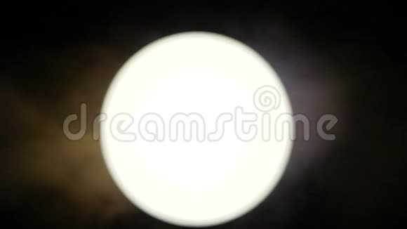 白碗泛着蒸汽的眩光明亮的圆圈提醒月亮并引起许多联想激发想象力视频的预览图