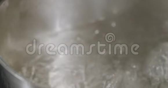 在锅里煮水沸水的气泡视频的预览图