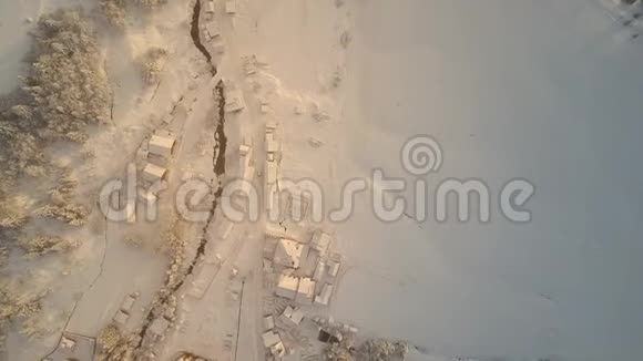 美丽的白雪覆盖的小镇的房子从上面拍摄位于喀尔巴阡山乌克兰树木和屋顶视频的预览图