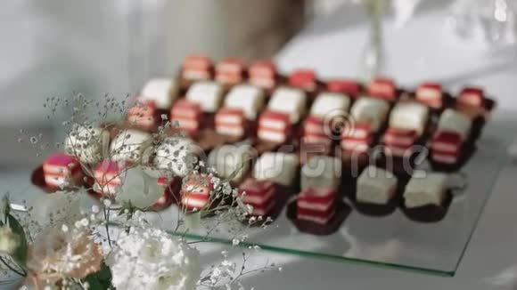 婚礼桌上摆着美味的土耳其菜篮子在婚礼上为宾客提供美味多汁的款待视频的预览图