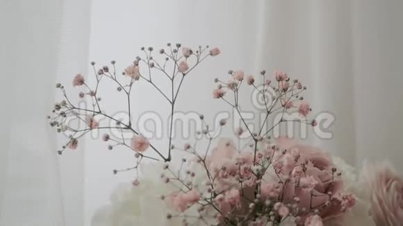 一套勃艮第婚礼玫瑰供新婚之夜使用美丽的鲜花送给新郎新娘近距离观赏很多东西视频的预览图