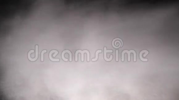 用蒸汽和雾在黑暗的背景下扫雪神秘的烟雾导致各种思想很多雪视频的预览图
