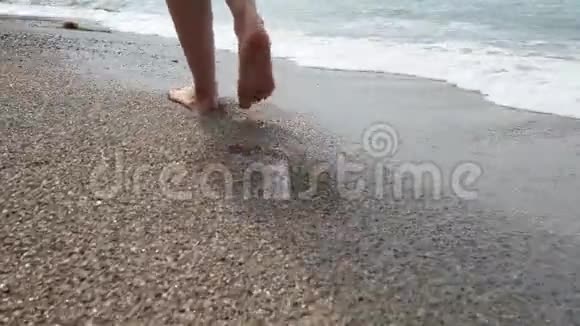 背部拍摄美丽和性感的女性腿向前走在沙滩海洋女性的脚滑向前走视频的预览图