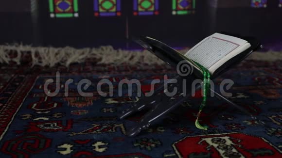 穆斯林的古兰经清真寺东地毯上的穆斯林古兰经视频的预览图