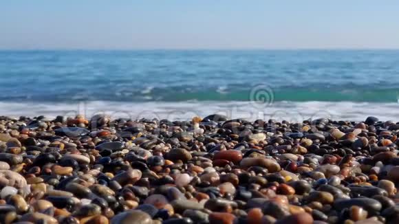 海浪在岩石的海岸上破碎视频的预览图