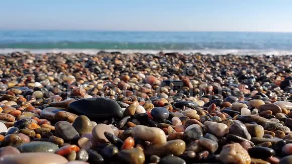 海浪在岩石的海岸上破碎视频的预览图