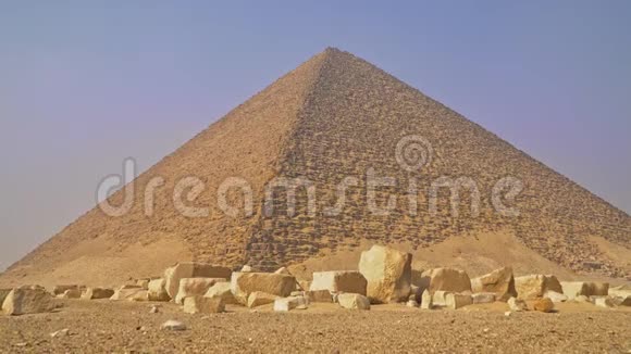 红色金字塔红金字塔又称北金字塔是开罗三大金字塔中最大的金字塔视频的预览图