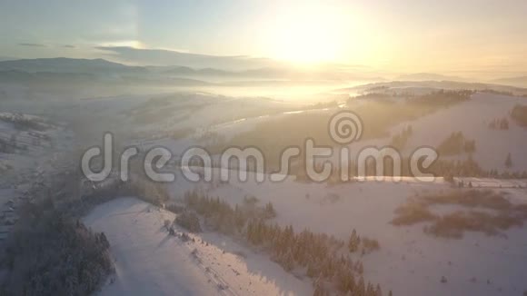 在阳光明媚的日子里喀尔巴阡山的顶景被成堆的雪覆盖着西方美好的天性视频的预览图